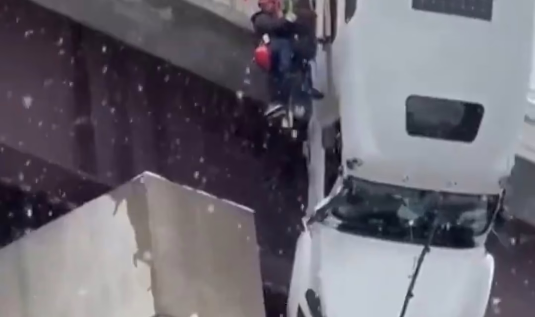 Video: Rescatan a conductor de tráiler que quedó colgando a 100 pies de un puente en Virginia