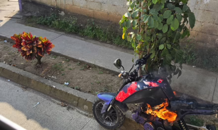 Motocicleta se incendia en Santa Fe Homex
