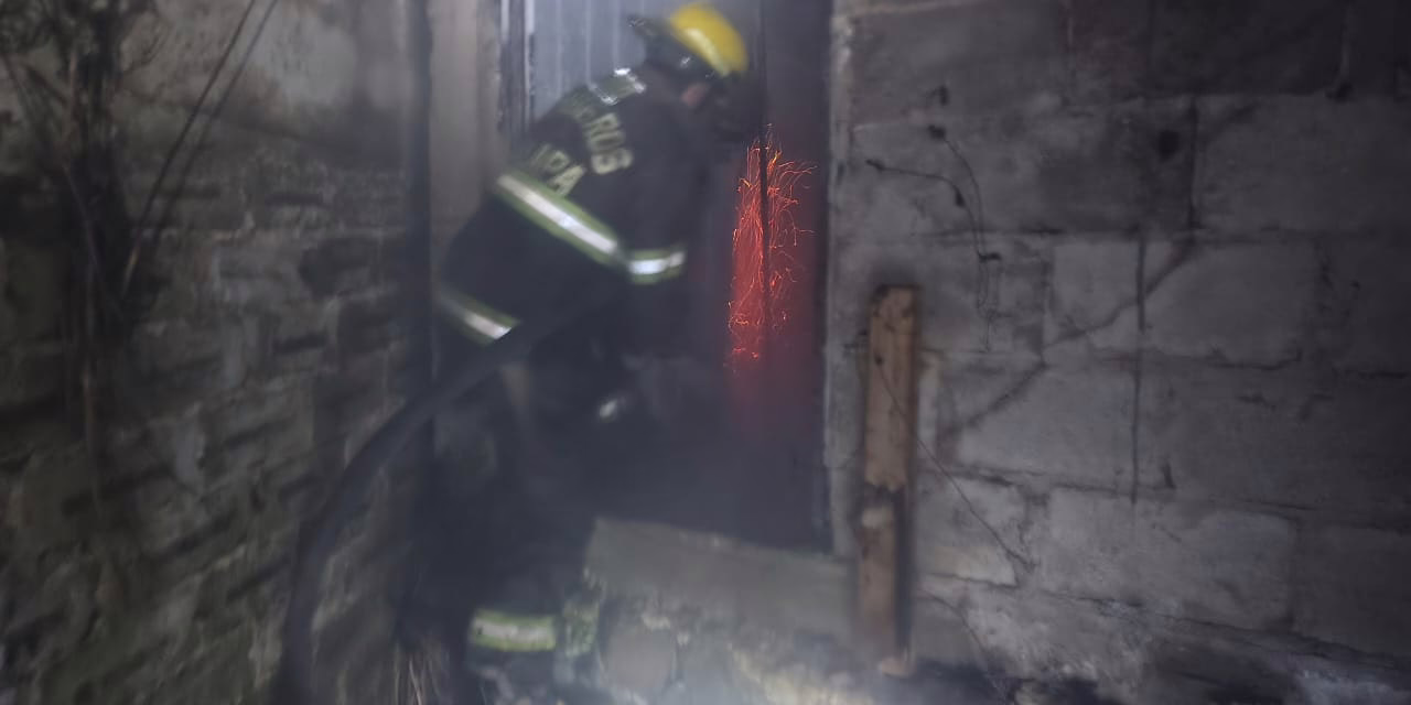 Incendio de casa habitación en la Colonia 18 de Marzo de Xalapa