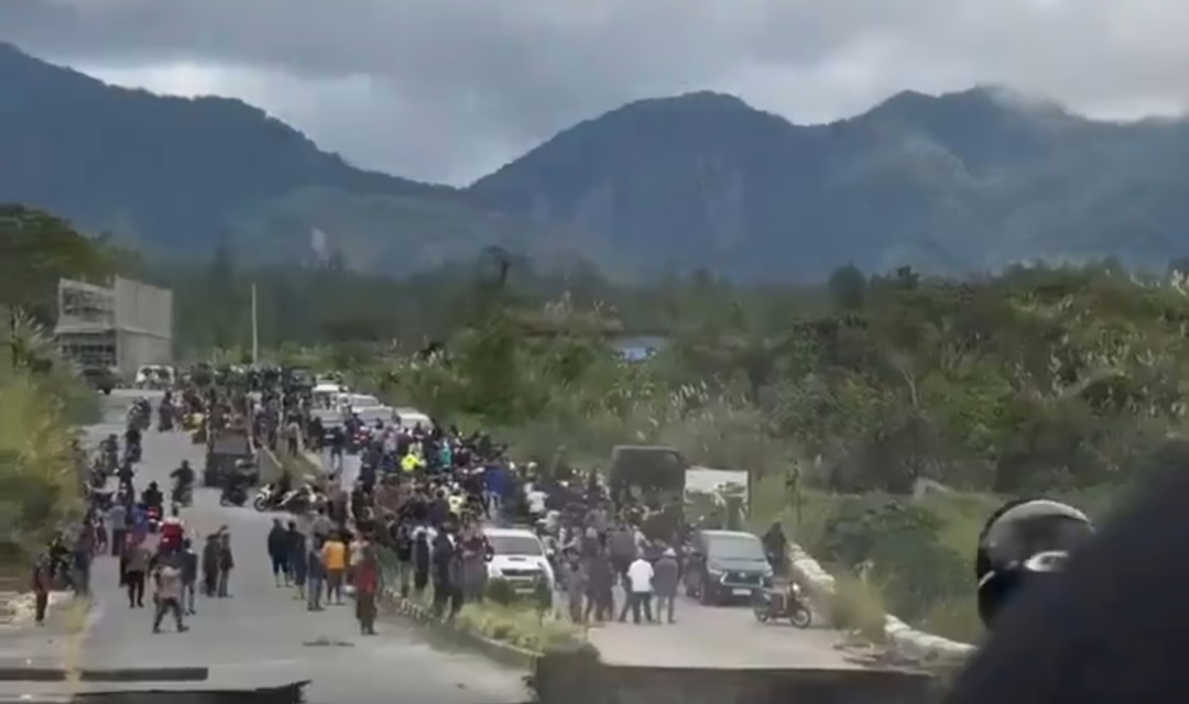 VIDEO: Momento del impactante colapso de una carretera frente a cientos de habitantes en Indonesia