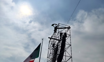 Video:Sujeto sube a estructura durante evento de la 4T en el Zócalo