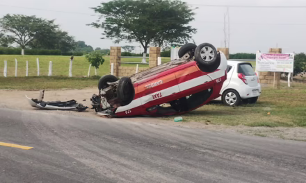 Vuelca taxi de Cardel en la carretera Paso del Toro-La Tinaja