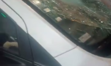 Fuerte accidente en 20 de Noviembre: motociclista se impacta contra un Taxi