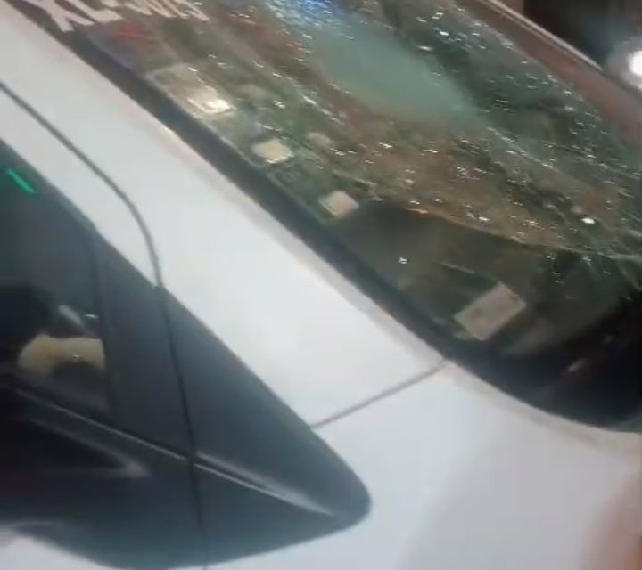 Fuerte accidente en 20 de Noviembre: motociclista se impacta contra un Taxi