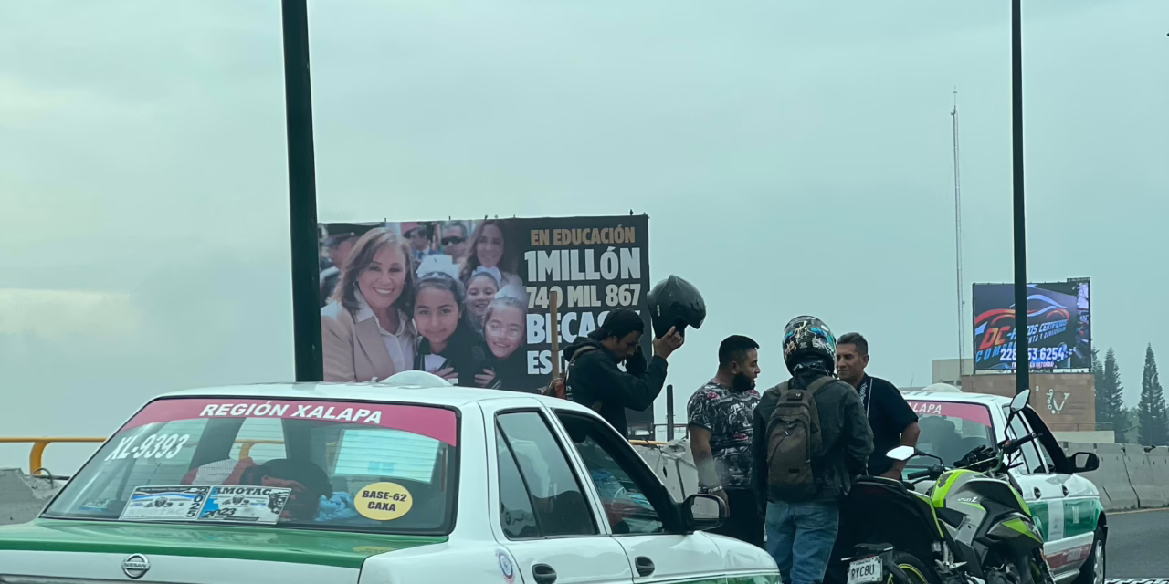 Accidente de motocicleta y taxi bloquea parcialmente Lázaro Cárdenas