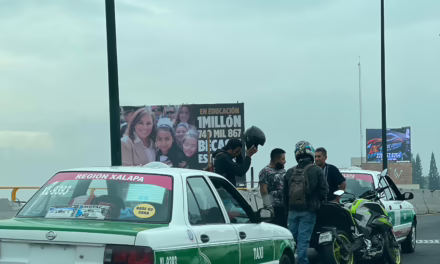Accidente de motocicleta y taxi bloquea parcialmente Lázaro Cárdenas