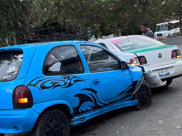Triple colisión en Campo de Tiro: taxis y un chevy