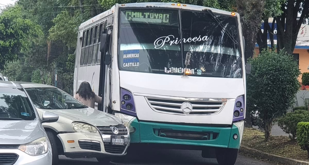 Camión y auto particular colisionan en Av. Américas; bloquean el tráfico