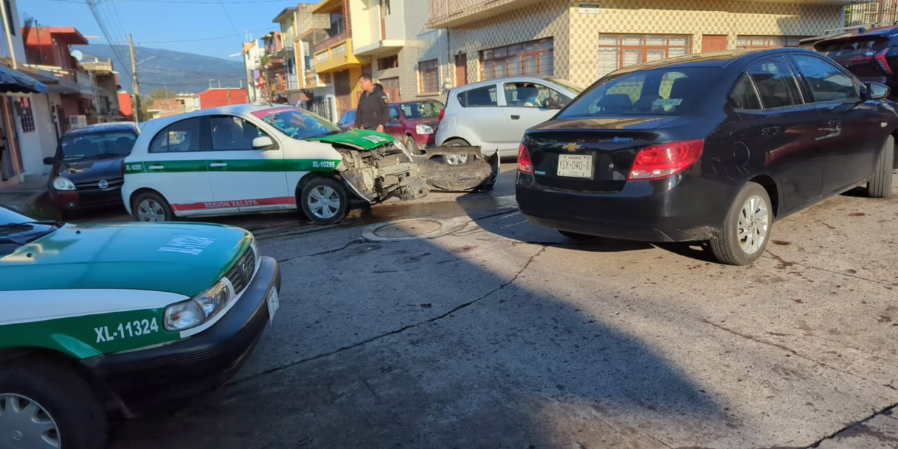 TAXI CON NÚMERO ECONÓMICO 10295 INVOLUCRADO EN CHOQUE FRENTE A CECAN