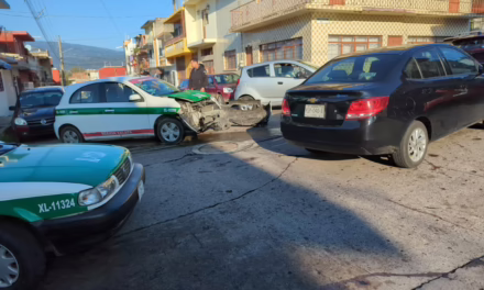 TAXI CON NÚMERO ECONÓMICO 10295 INVOLUCRADO EN CHOQUE FRENTE A CECAN