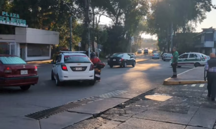 CHOQUE EN ÁVILA CAMACHO: TAXI Y MOTOCICLETA PROVOCAN CAOS VIAL FRENTE A PLAZA DE CAJETAS