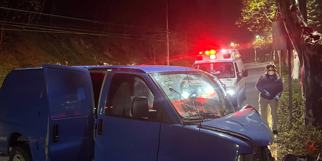 Fuerte accidente en la madrugada: camioneta tipo Van choca contra camellón en Murillo Vidal