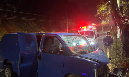 Fuerte accidente en la madrugada: camioneta tipo Van choca contra camellón en Murillo Vidal