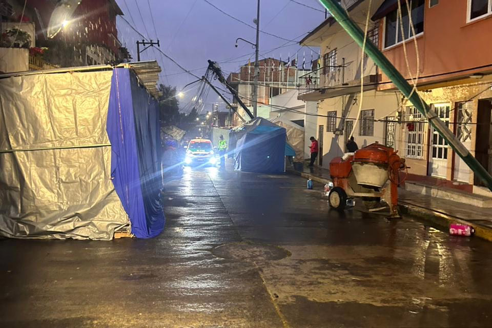 Video:Derriban poste de alumbrado público en la zona del Dique 