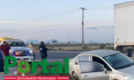 TRAGEDIA EN LIBRAMIENTO PEROTE: CHOQUE DE TRÁILER CONTRA VEHÍCULO DEJA UNA ADULTA MAYOR FALLECIDA