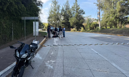 DERRAPE POR DERRAME DE ACEITE EN EL BULEVAR PORFIRIO DÍAZ; MOTOCICLISTA LESIONADO