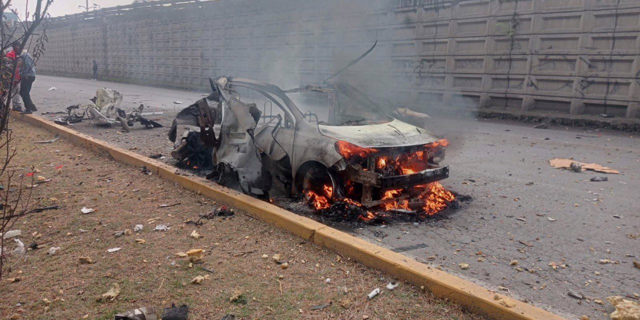 Video:Explota taxi con pirotecnia en la carretera México-Toluca