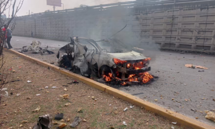 Video:Explota taxi con pirotecnia en la carretera México-Toluca