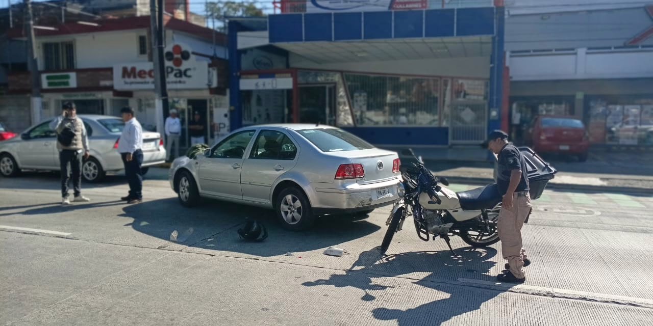 ACCIDENTE EN RUIZ CORTINES: CHOQUE ENTRE MOTO Y JETTA CERCA DEL CAE