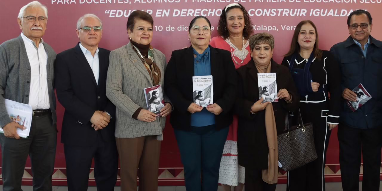 Entrega SEV cartillas de los Derechos de las Mujeres, en secundaria de Xalapa