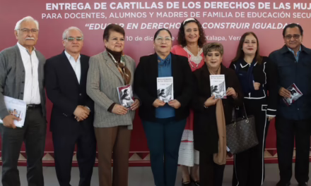 Entrega SEV cartillas de los Derechos de las Mujeres, en secundaria de Xalapa