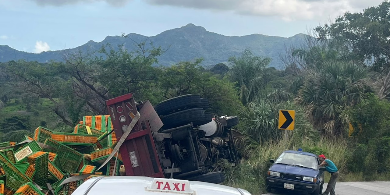 VOLCADURA DE UNIDAD DE CARGA EN LA PALMA SOLA – PLAN DE LAS HAYAS; SOSPECHAN DE FALLA EN FRENOS