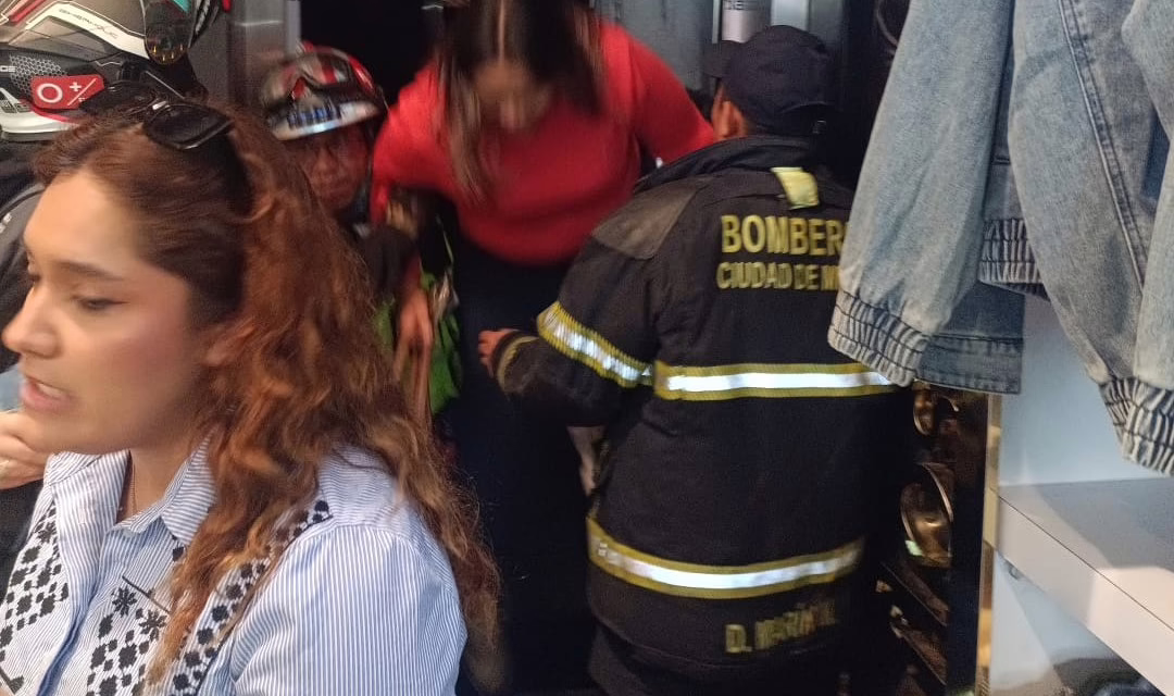 Rescatan a 13 personas atrapadas en elevador de tienda Sears