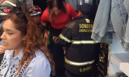 Rescatan a 13 personas atrapadas en elevador de tienda Sears