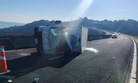 Vuelca camioneta en el libramiento de Xalapa