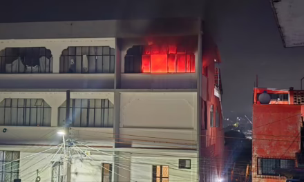 Explosión e incendio de casa habitación esta noche en Xalapa