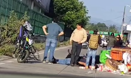 Motociclista lesionado cerca de Bodega Aurrera en Emiliano Zapata; Recibe Atención Médica