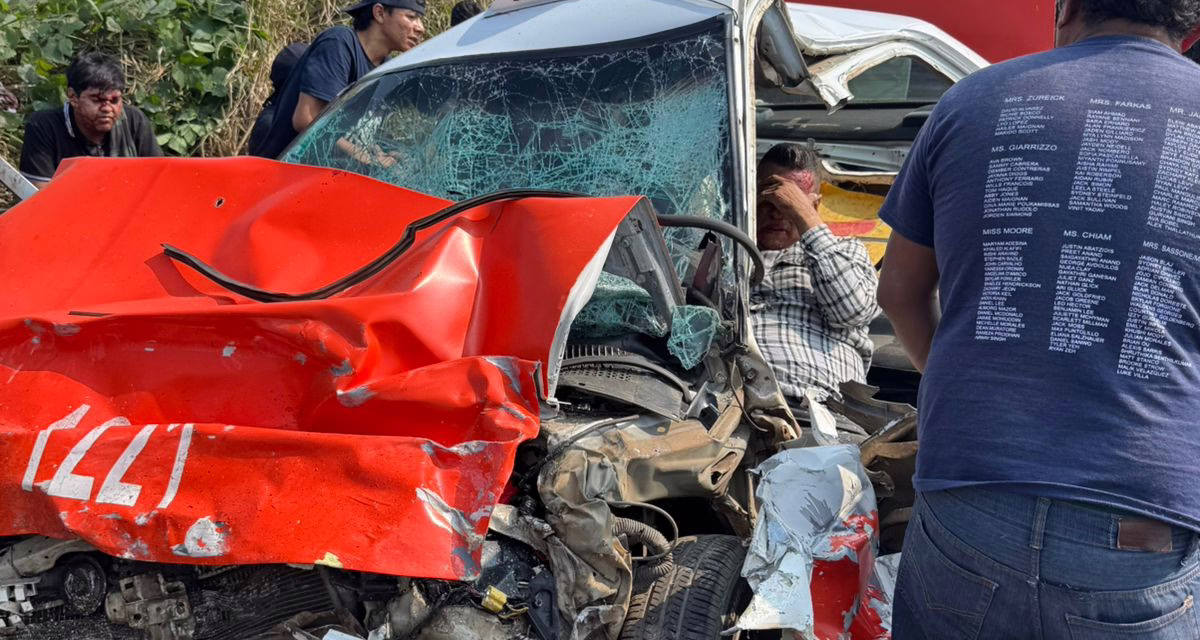 ​Fuerte choque entre taxi y particular en la Sayula–La Tinaja