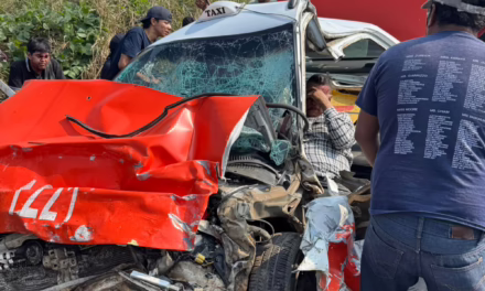 ​Fuerte choque entre taxi y particular en la Sayula–La Tinaja