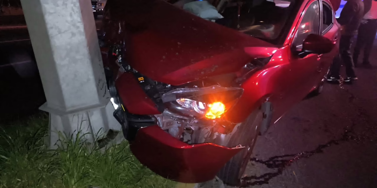Accidente en Boulevard Xalapa-Banderilla: automóvil se impacta contra poste en la Madrugada