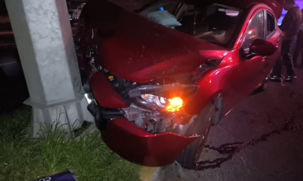 Accidente en Boulevard Xalapa-Banderilla: automóvil se impacta contra poste en la Madrugada