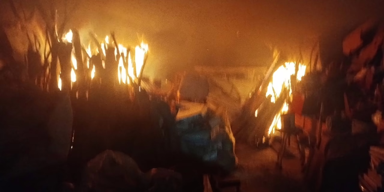 Incendio en área verde de la Colonia Progreso Macuiltépec alerta a vecinos