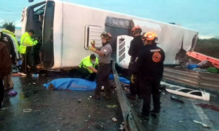 Volcadura de camión de transporte público deja 8 pasajeros muertos en Nuevo León