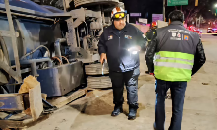 Pipa vuelca con 31 mil litros de gasolina en Estadio Azteca; caos vial se desata en Tlalpan