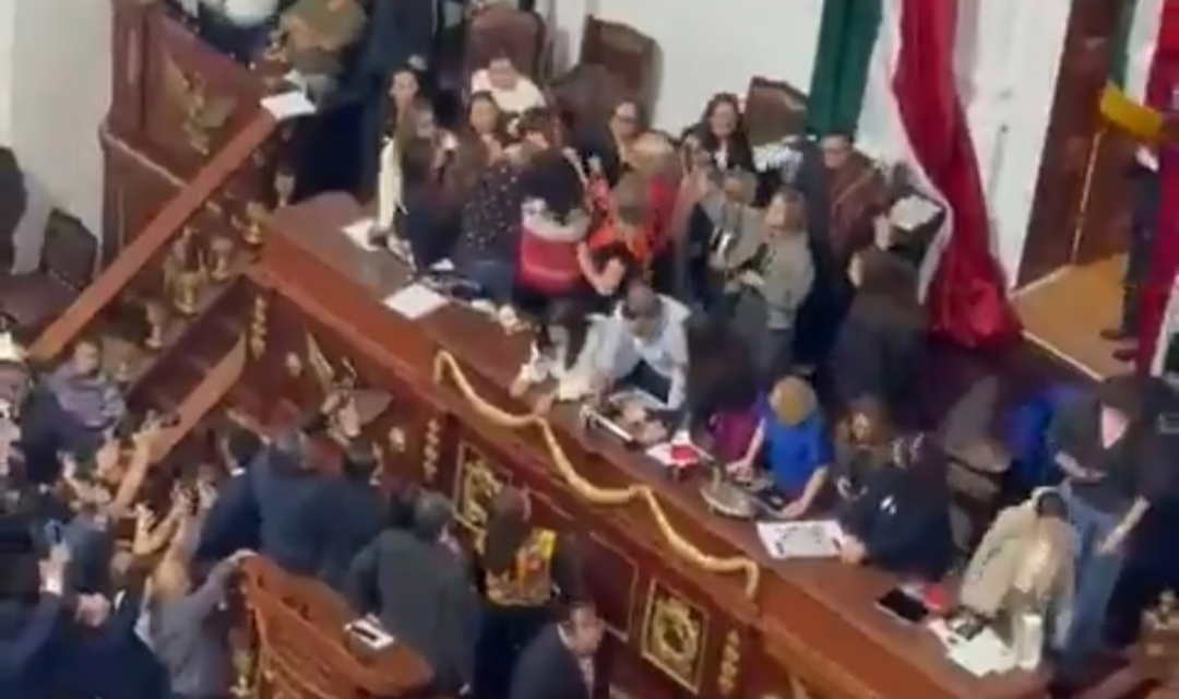 Diputados de la CDMX se agredieron con golpes y jaloneos en el Congreso
