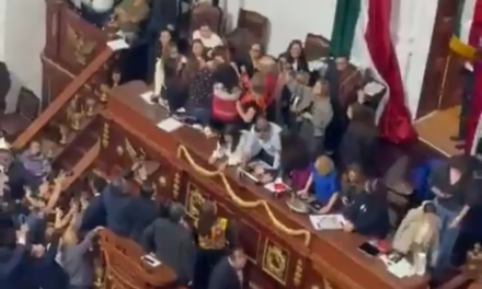 Diputados de la CDMX se agredieron con golpes y jaloneos en el Congreso
