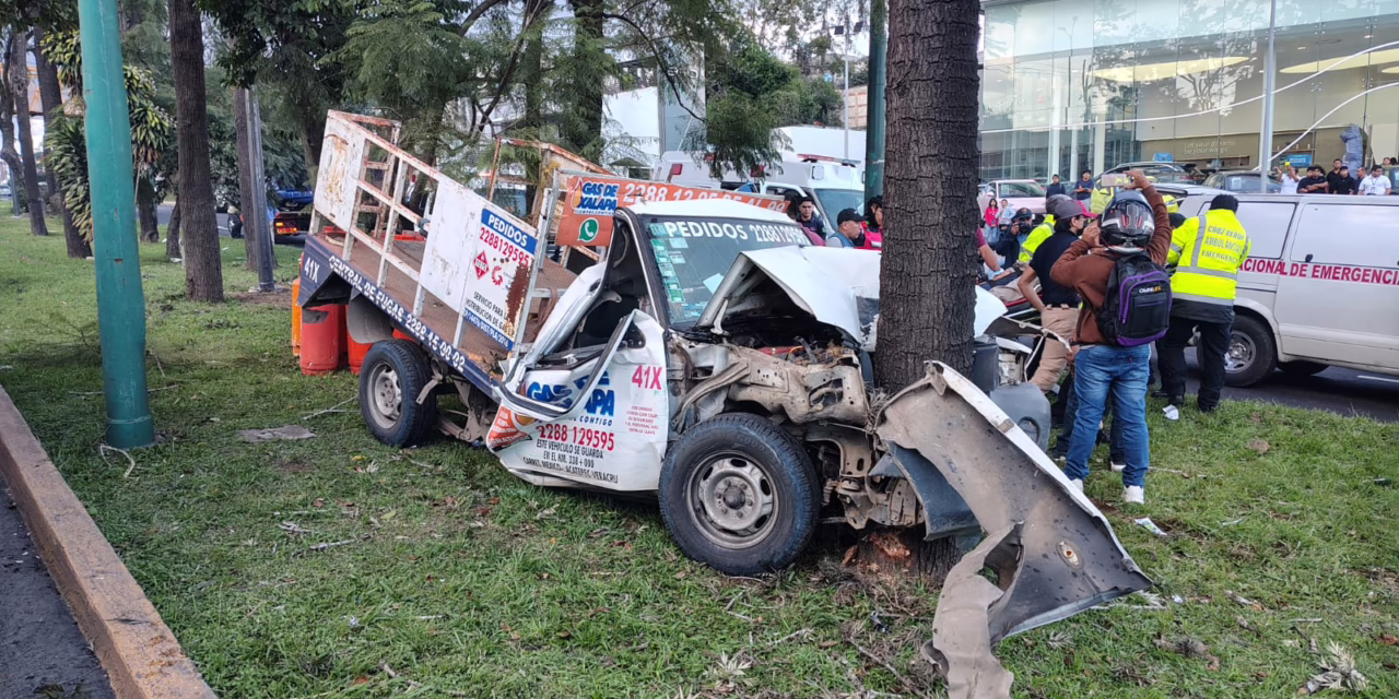 Bomberos de Xalapa liberan a conductor prensado tras chocar camioneta de gas contra árbol en la carretera Xalapa – Veracruz