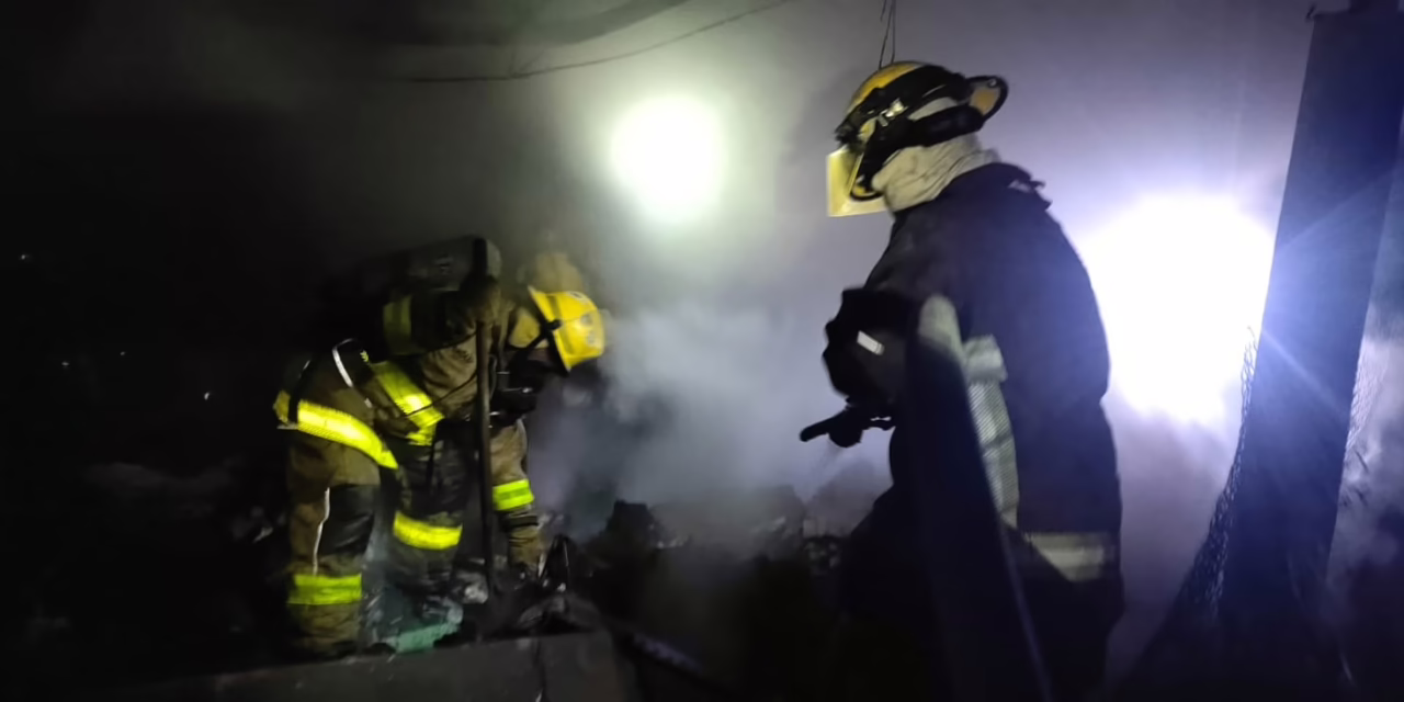 Incendio alertó a los vecinos de la colonia Progreso Macuiltépetl, provocando la movilización de los cuerpos de emergencia