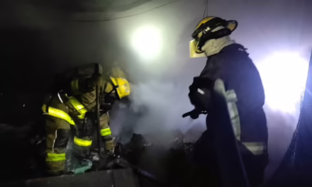 Incendio alertó a los vecinos de la colonia Progreso Macuiltépetl, provocando la movilización de los cuerpos de emergencia