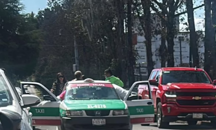 Auxilian a taxista tras sufrir complicaciones cardíacas en la Avenida Orizaba