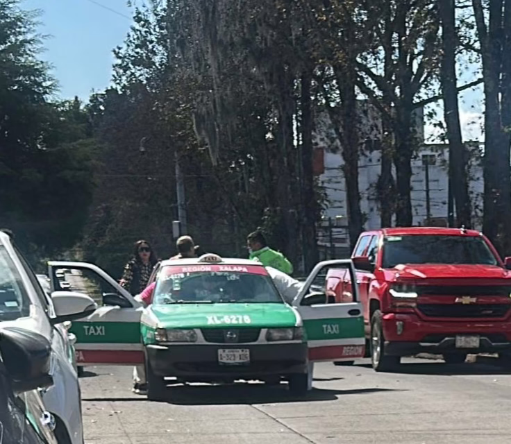 Auxilian a taxista tras sufrir complicaciones cardíacas en la Avenida Orizaba