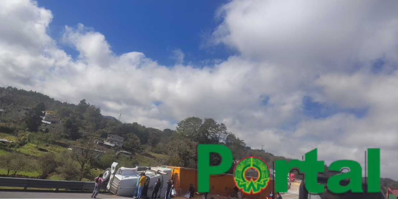 Tráiler vuelca en la autopista Xalapa-Perote; Sñse Rñreportan actos de rapiña