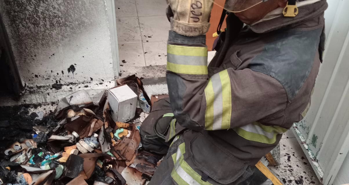 Fuego en consultorio de la Avenida Ávila Camacho moviliza a Bomberos
