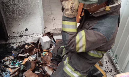 Fuego en consultorio de la Avenida Ávila Camacho moviliza a Bomberos