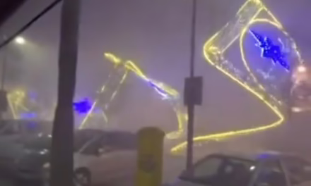 Video:Una tromba marina golpeó Málaga,  derriba adornos navideños