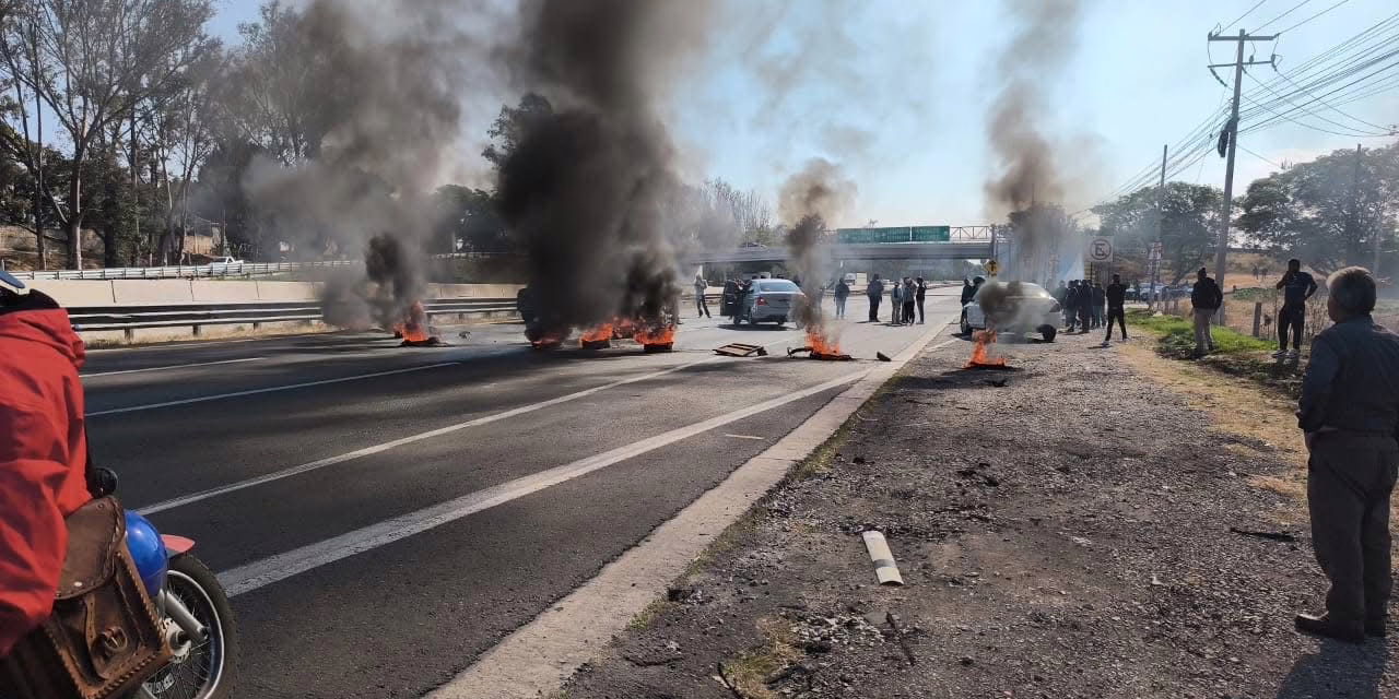 Manifestantes de Uber bloquean la carretera México- Querétaro 